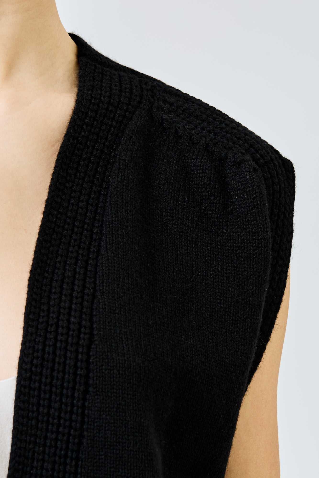 Sa Su Phi top cashmere nero scollo a V senza maniche