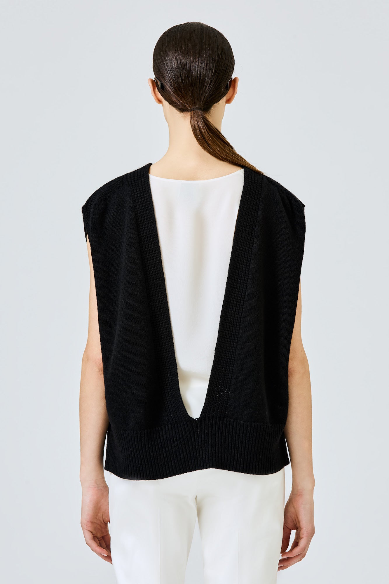 Sa Su Phi top cashmere nero scollo a V senza maniche