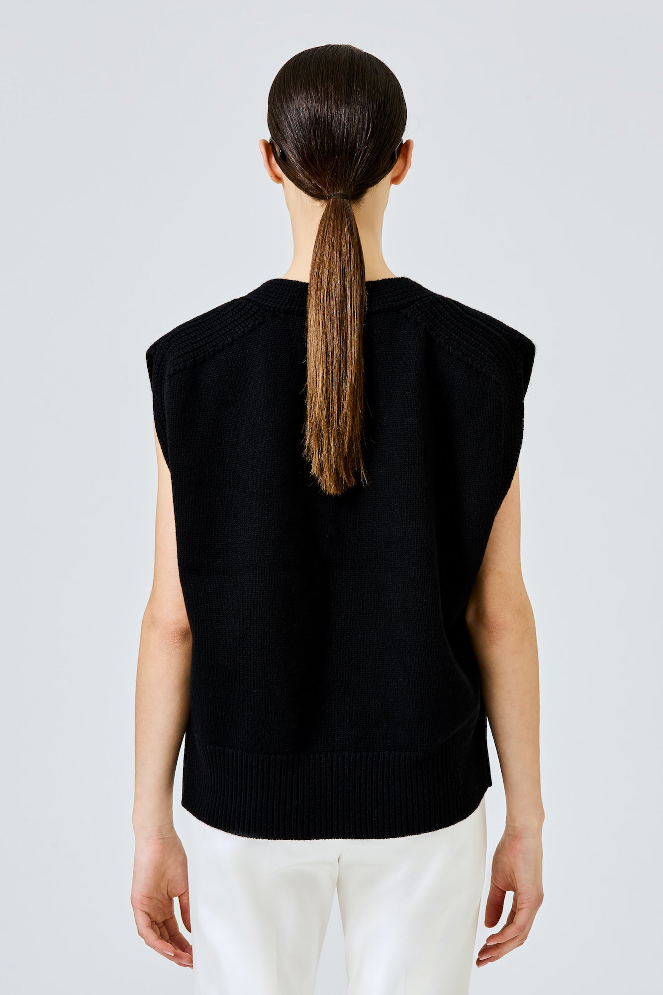 Sa Su Phi top cashmere nero scollo a V senza maniche